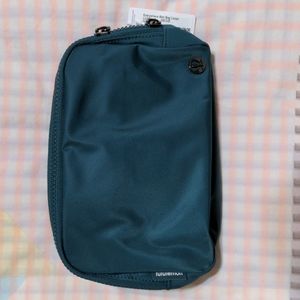 Lululemon Everywhere Belt Bag large